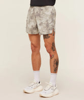 RUNNING ELITE 5" SHORT - Pebble Grey
